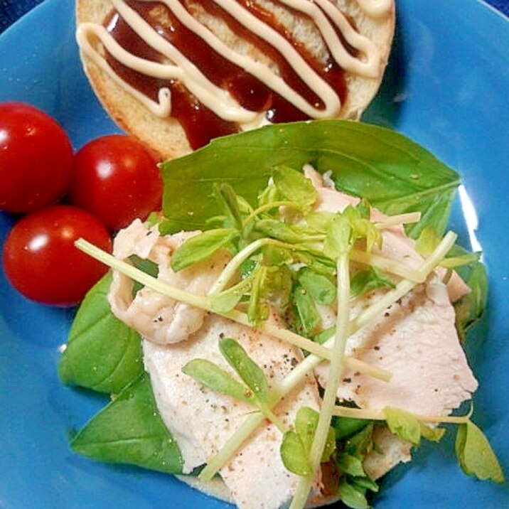 蒸し鶏と野菜のイングリッシュマフィンサンド